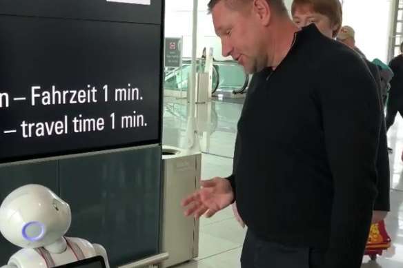 Робот з Мюнхенського аеропорту не знав, що відповісти на запитання про Україну (відео)