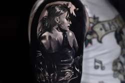 Украинская модель Алла Костромичева вдохновила татуировщика