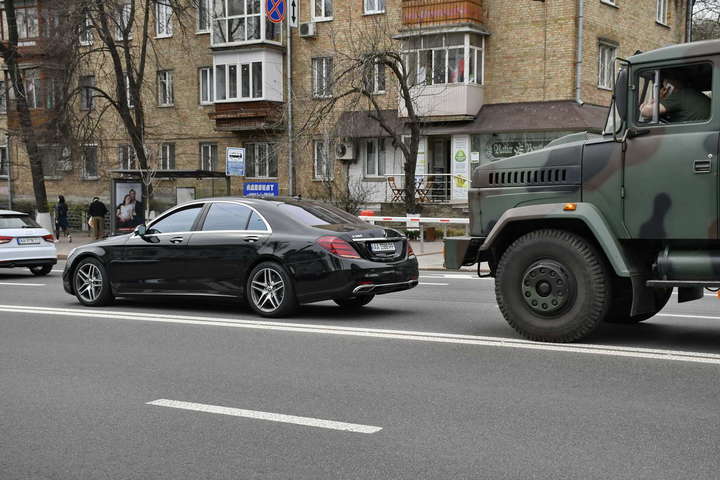 У центрі Києва КрАЗ із нацгвардійцями протаранив люксовий Mercedes
