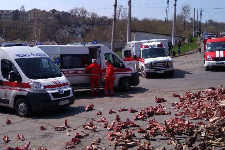 На Луганщині вантажівка з кістками протаранила маршрутку (фото)