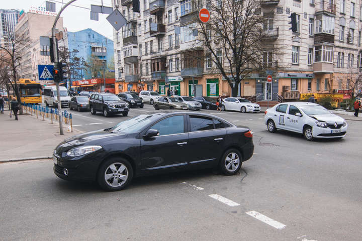 У центрі Києва авто Uber влетіло в Renault
