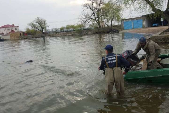 На Одещині рятувальники витягнули тіло чоловіка, який заплутався у рибацьких сітях