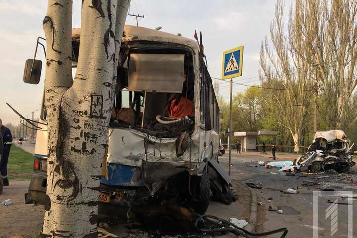 У Кривому Розі зіштовхнулися маршрутка, легковик і автобус: семеро загиблих, 12 постраждалих