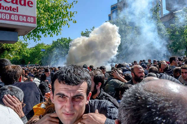 У Єревані поліція стягнула до парламенту водомети і бронетехніку