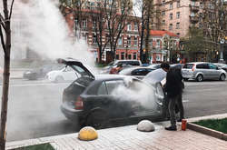 Загоряння автомобіля сталося на вул. Хрещатик, 42