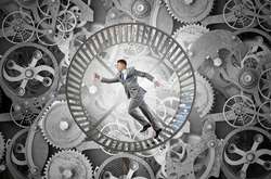 В цей барабан хтось оглушливо лупить з обох боків - і з Заходу, і зі Сходу.