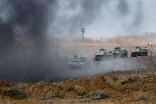 Бойовики на Донбасі знову почали гатити з танків - волонтери 
