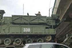 Тягач із військовою технікою застряг під мостом у Києві