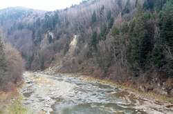 У Карпатах рятувальники припинили пошуки невідомого літака 