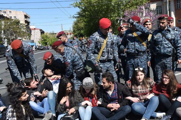 У Єревані зранку на протестах затримано 30 осіб