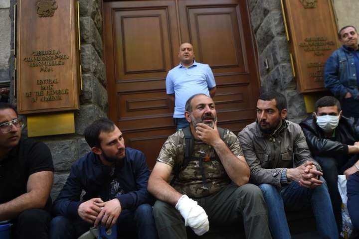 «Народна революція» у Вірменії: протестувальники заблокували урядові будівлі