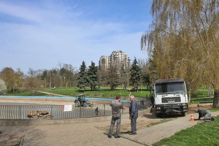 Масштабне прибирання: вперше за 10 років в парку Перемоги чистять головний ставок