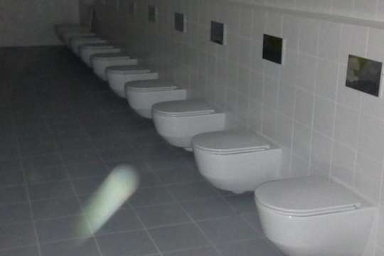 На стадіоні у Росії, який прийме матчі ЧС-2018, туалети забули обладнати перегородками (фото, відео)