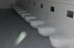 На стадіоні у Росії, який прийме матчі ЧС-2018, туалети забули обладнати перегородками (фото, відео)