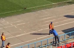 Російський клуб, фанат якого викинув на поле півня, оштрафували на 650 євро (відео)