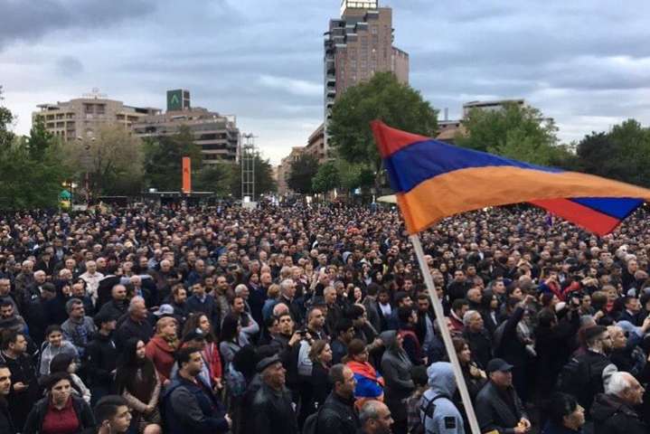 В Єревані тисячі людей протестують проти нового прем’єра