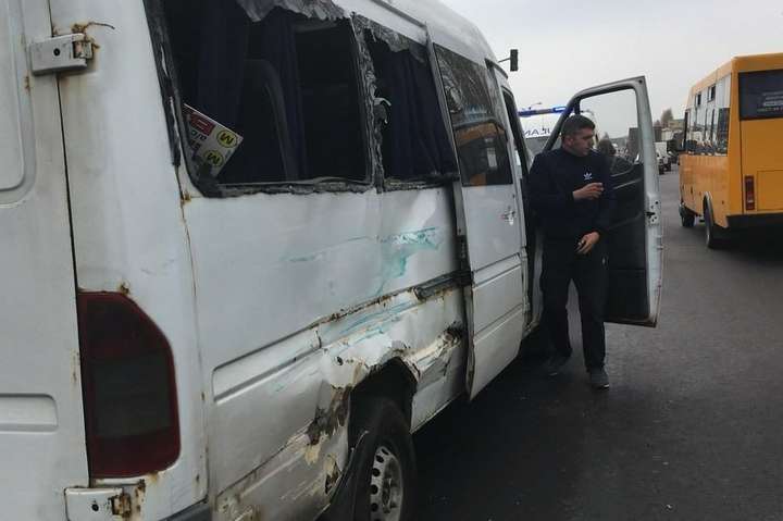ДТП у Києві: маршрутка виїхала на «зустрічку» і зіткнулася з вантажівкою