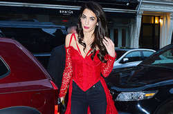 Амаль Клуни выбрала неожиданный наряд для вечеринки Vogue