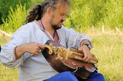 У казкаря Сашка Лірника вкрали рідкісну ліру (фото)