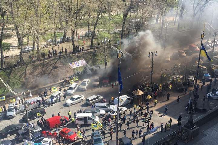 Урядовий квартал у диму: мітингувальники запалили димові шашки (фото)