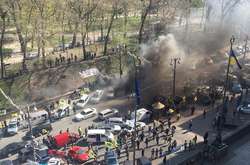 Урядовий квартал у диму: мітингувальники запалили димові шашки (фото)