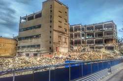 Апокаліптичний пейзаж в центрі Одеси: як зносять фабрику з виробництва чаю