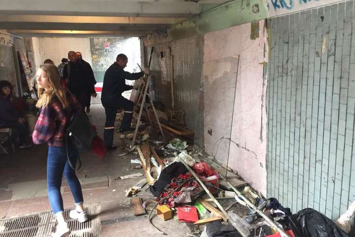 Комунальники знесли МАФи у переході біля метро «Чернігівська»