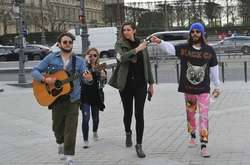 Концерт возле Лувра