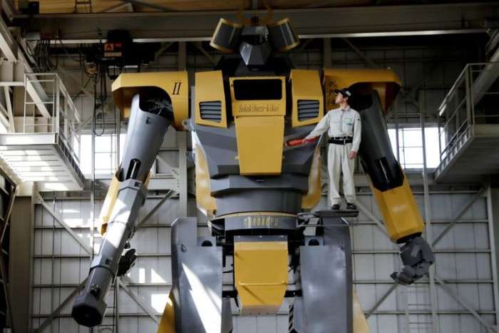 Японец создал 8-метрового робота и сдает его в аренду за $930 в час
