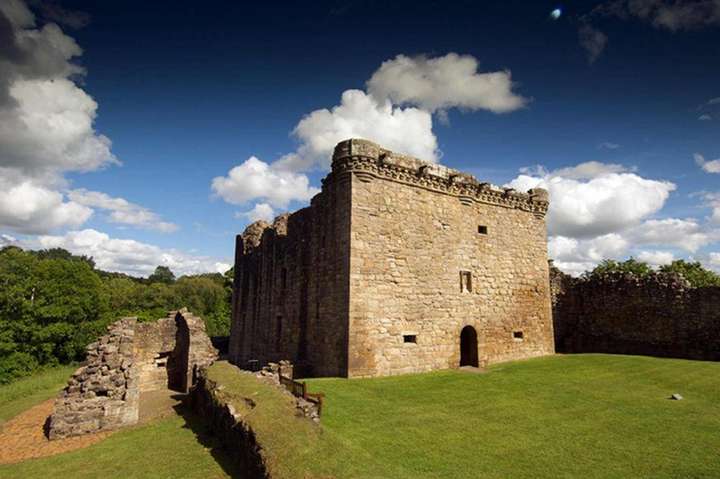 Агресивний борсук у Шотландії не пускає туристів на руїни замку 