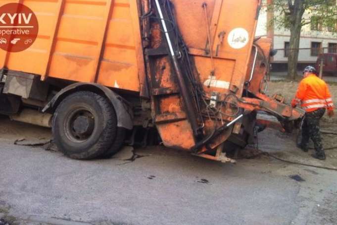 У Києві сміттєвоз провалися під асфальт