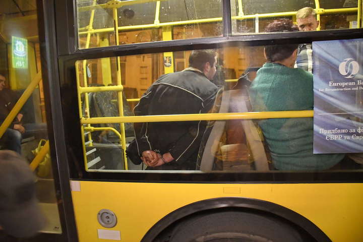 У тролейбусі на Майдані Незалежності сталася різанина: постраждали двоє