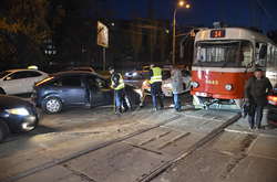 ДТП на перехресті вулиць Дегтярівській і Сікорського