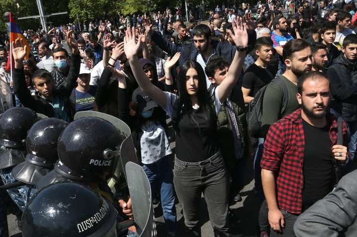 Мітингувальники у Вірменії заблокували будинок уряду 
