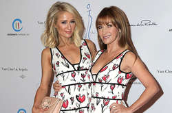 Модный конфуз: Пэрис Хилтон и американская актриса надели одинаковые платья 