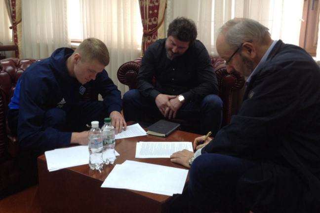 «Динамо» продовжило контракт із українським захисником