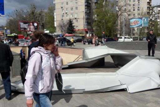 У Києві з новозбудованого ТРЦ зірвало металеві листи і травмувало людей