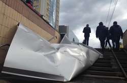 В Киеве с новопостроенного ТРЦ ветром сорвало металлический лист, есть пострадавшие