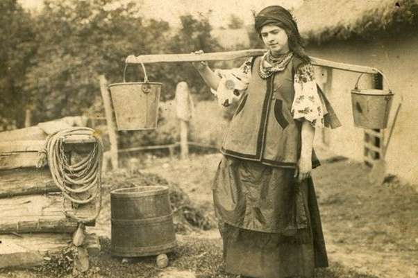 Як одягалися українські жінки 100 років тому. Добірка ретрофото