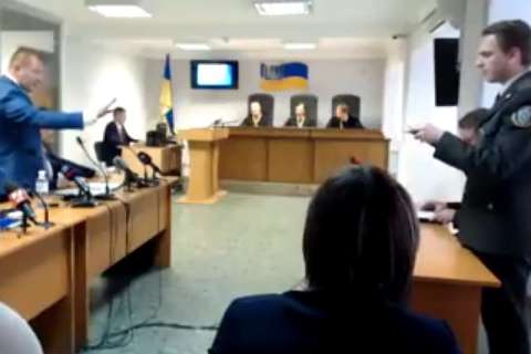 Адвокати Януковича з криками зірвали судові дебати (відео)