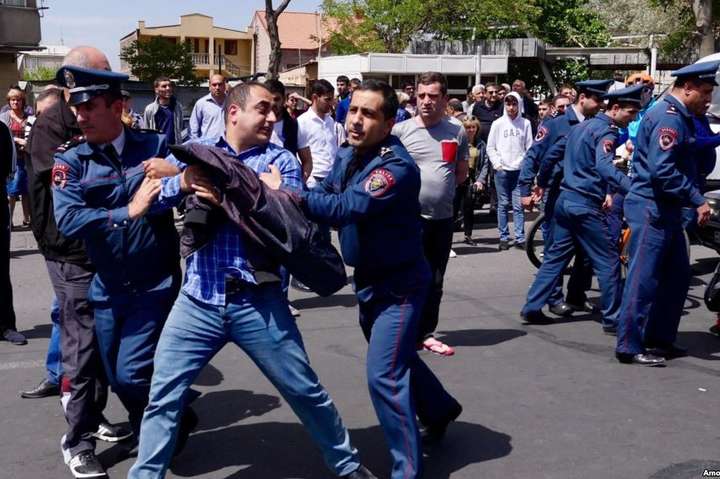 Протести у Вірменії: кількість затриманих демонстрантів зростає