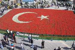 Флаг Турции, выложенный из тюльпанов