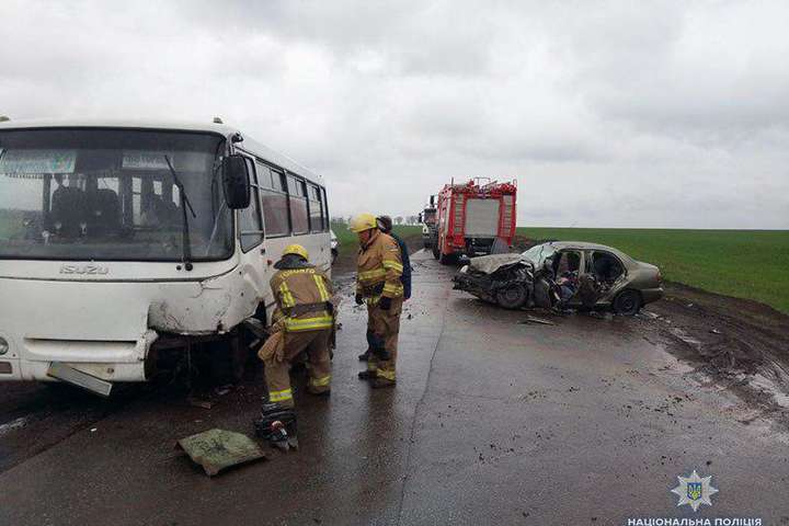 На Донеччині легковик зіткнувся з рейсовим автобусом, є жертви