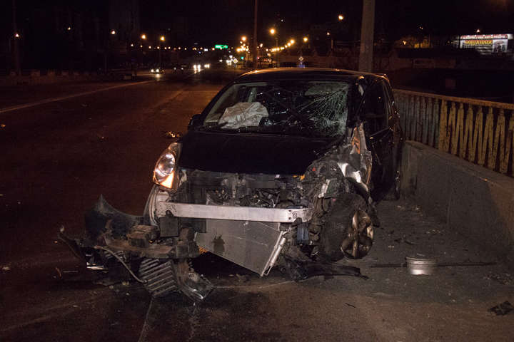 Шматки машин по всій дорозі: на Братиславській зіткнулися лоб в лоб дві автівки
