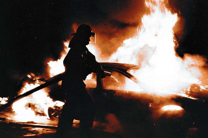 Вночі на Микільській Борщагівці згорів автомобіль