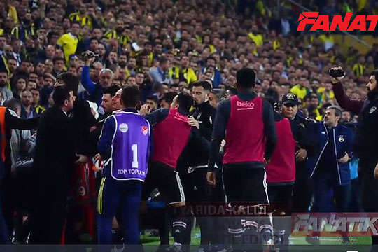 У Туреччині матч було перенесено через фанатів, які розбили голову тренеру (відео)
