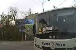 Водія столичної маршрутки, який ганяв на червоне світло, звільнено