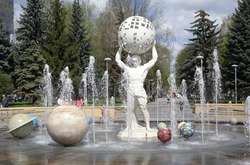 На проспекті Космонавтів провели тестування фонтанів