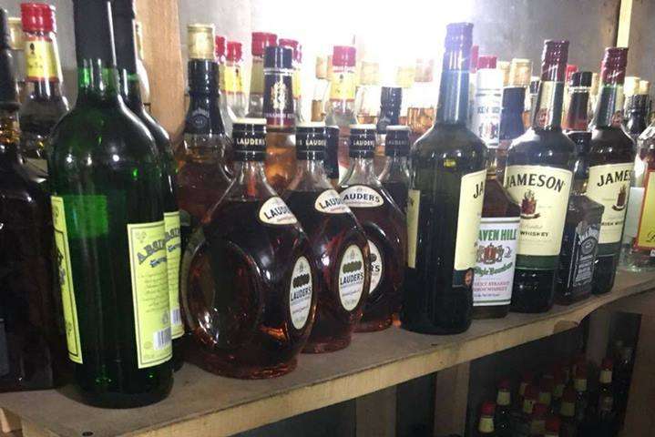 У «Лавці» на Подолі незаконно продавали Chivas Regal, Jack Daniels і Martini