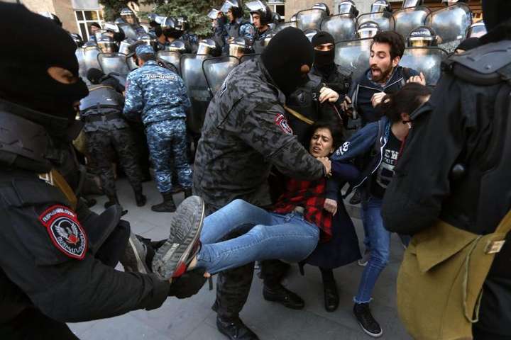 Протести в Єревані: силовики затримали понад 180 протестувальників